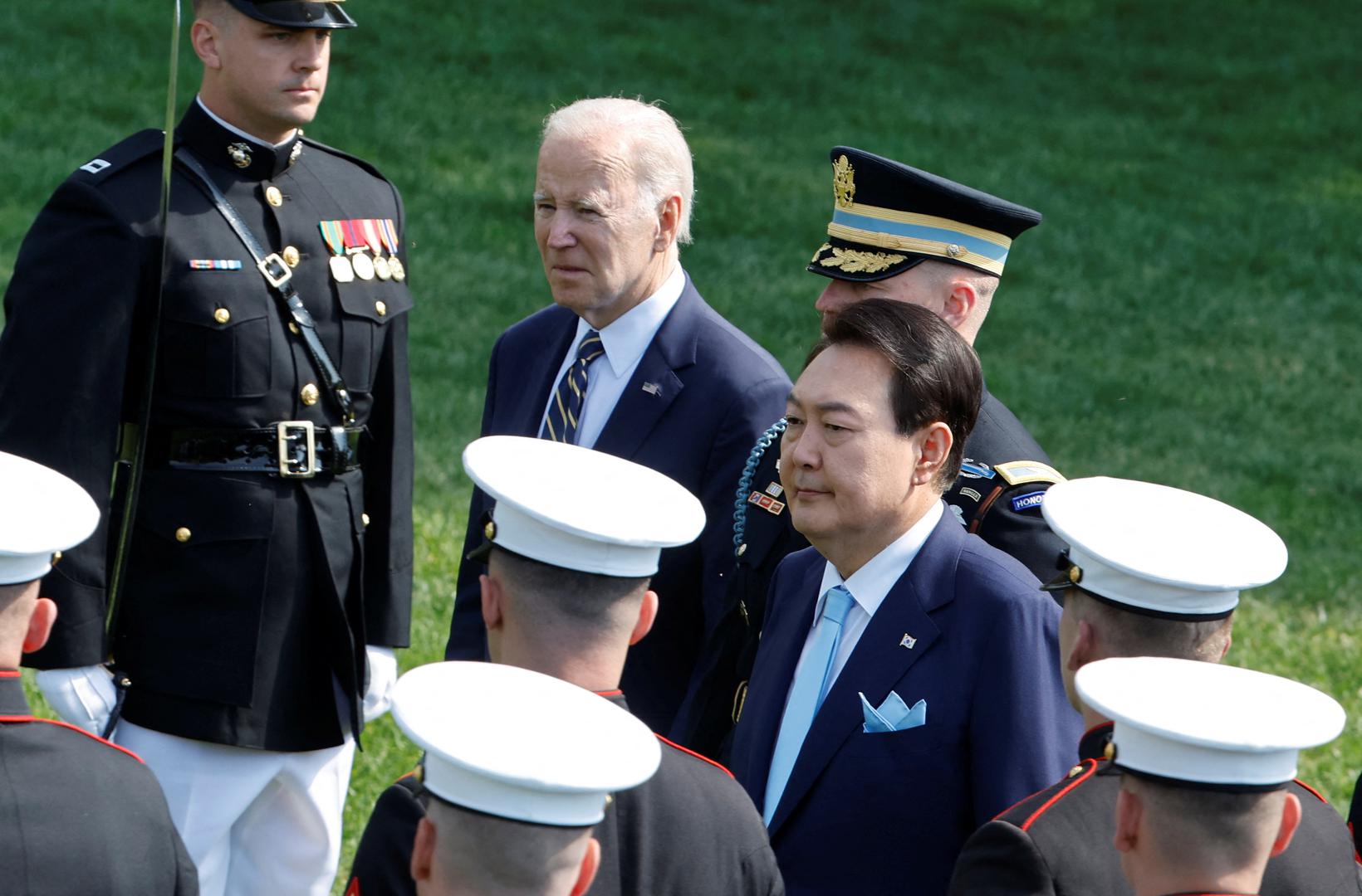 U.S. President Joe Biden and South Korea's President Yoon Suk Yeol walk among members of the U.S. military during an official White House State Arrival Ceremony on the South Lawn of the White House in Washington, U.S. April 26, 2023.  REUTERS/Jonathan Ernst Photo: JONATHAN ERNST/REUTERS