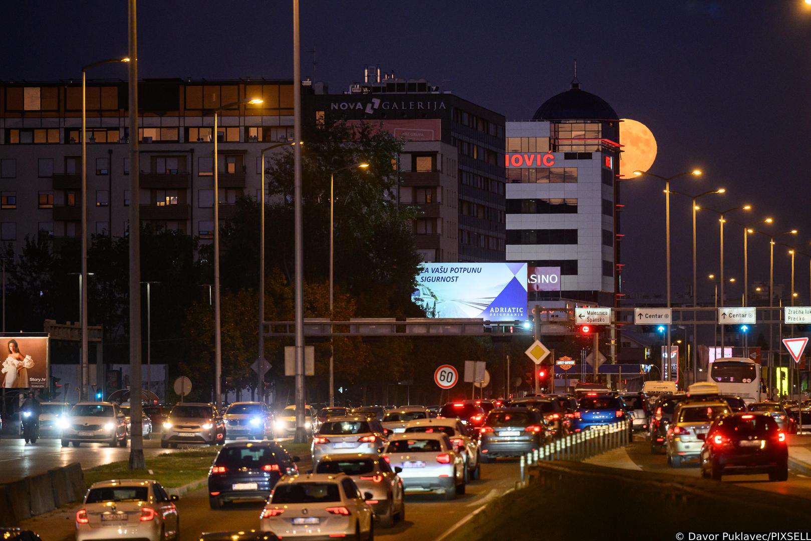 29.09.2023., Zagreb - Izlazak punog mjeseca nad Zagrebackom avenijom. Photo: Davor Puklavec/PIXSELL