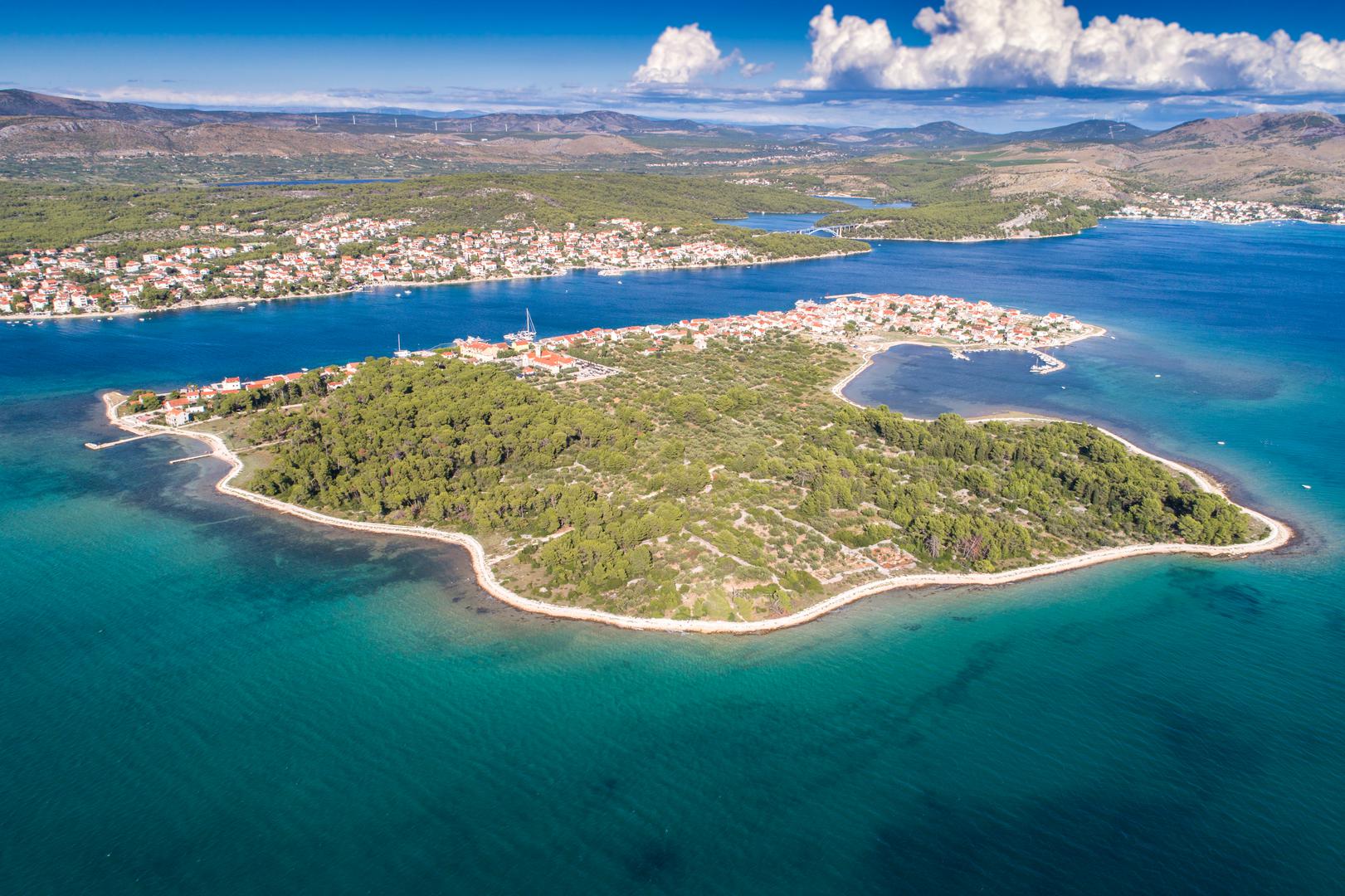 Otok Krapanj je najniži hrvatski otok po nadmorskoj visini, a ujedno i najgušće naseljen od svih otoka, a jedan je i od najmanjih po površini. Krapanj se nalazi u šibenskom arhipelagu, nešto manje od 400 metara od kopna. Njegova najveća nadmorska visina ne prelazi 1,25 metara, a šezdesetih godina prošlog stoljeća s preko 1500 stanovnika bio je najgušće naseljen otok na Jadranu.