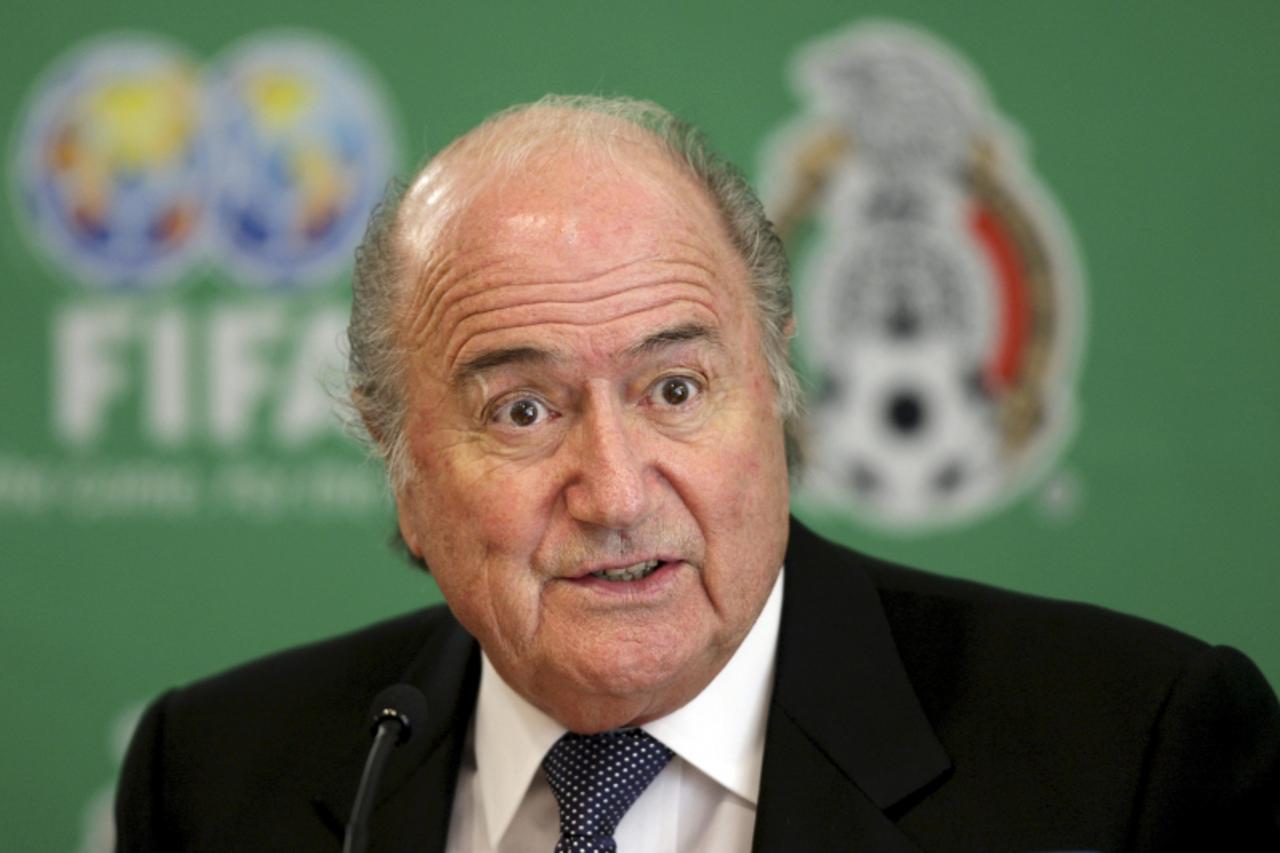 'FIFA president Sepp Blatter speaks during a news conference in Mexico City November 9, 2009. REUTERS/Daniel Aguilar (MEXICO SPORT SOCCER)'