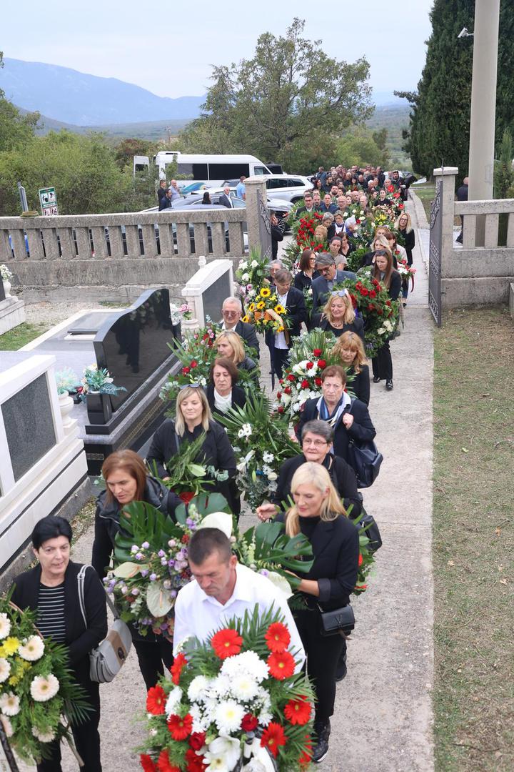 Bio je istaknuti član HDZ-a, a poziciju ravnatelja KBC-a Zagreb dobio je na prvoj sjednici vlade Tomislava Karamarka 28. siječnja 2016.

