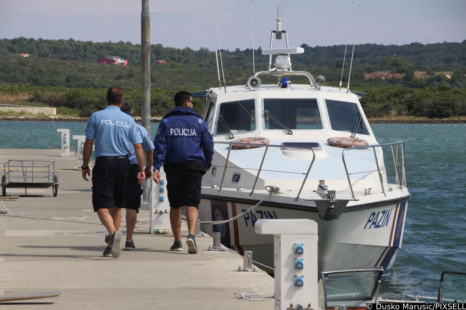 02.09.2013., Medulin - U Aci marini  zapocela akcija izvlacenja ostataka aviona koji je pao u more nedaleko ACI-jeve marine u Pomeru. Cijelu akciju nadgleda Dinko Vadanovic iz Agencije za istrazivanje nesreca i ozbiljnih nezgoda zrakoplova Ministarstva pomorstva, prometa i infrastrukture te  Mirjana Zenzerovic, zamjenica zupanijske drzavne odvjetnicerPhoto: Dusko Marusic/PIXSELLr