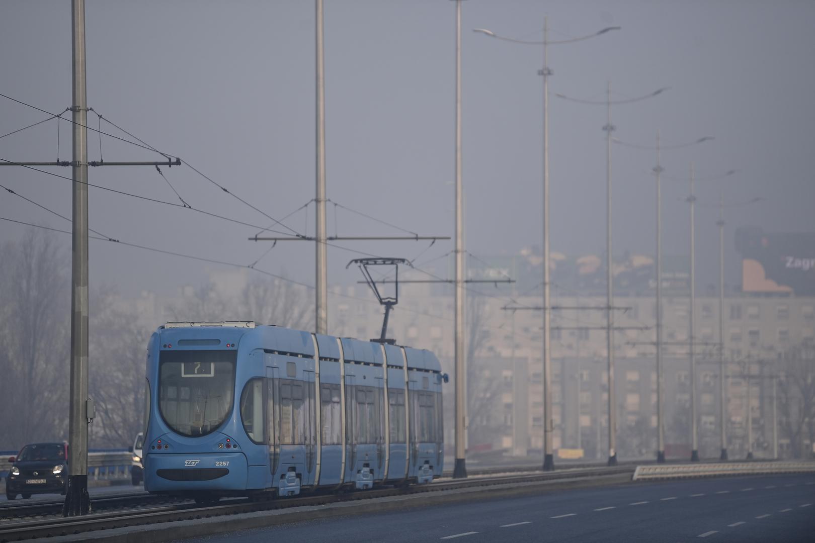 Podsjetimo, za cestovni promet ovaj je most otvoren još sredinom prosinca, a u međuvremenu su postavljene, uređene i izbrušene nove tramvajske tračnice koje spajaju Savski most i Savski gaj, to jest, dovode tramvaj u zapadni dio Novog Zagreba.