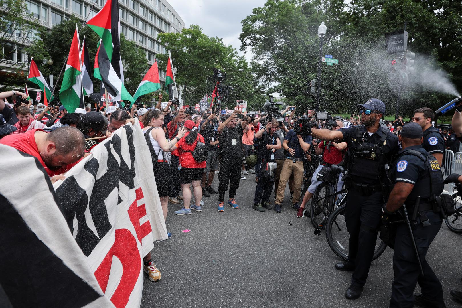 U.S. Capitol Police officers use pepper spray on pro-Palestinian demonstrators, on the day Israeli Prime Minister Benjamin Netanyahu addresses a joint meeting of Congress, on Capitol Hill, in Washington, U.S., July 24, 2024. REUTERS/Umit Bektas Photo: UMIT BEKTAS/REUTERS