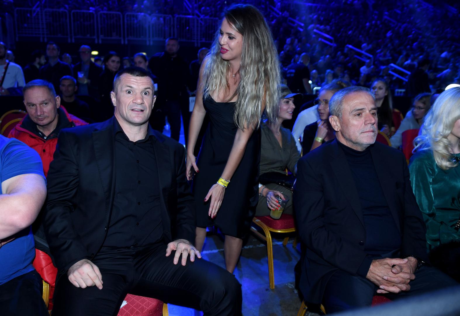 Naravno, najveće ovacije publike dobio je legendarni Mirko Filipović Cro Cop koji je još jednom ušao u kavez uz pjesmu 'Wild boys'. 