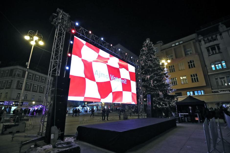 Zagreb: Navijači se okupljaju na Trgu bana Jelačića prije početka utakmice između Hrvatske i Argentine