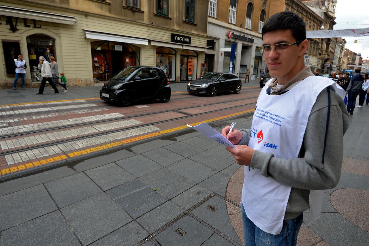 30.05.2014., Zagreb - Ucenici Prometne skole su povodom Dana ljubaznosti u prometu zapisivali vozace na krizanju Mesnicke ulice i Ilice.  Photo: Marko Lukunic/PIXSELL