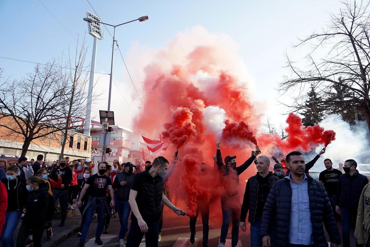 Fans of the Red Star football club welcomed the arrival of the team from Milan in large numbers at the Rajko Mitic Stadium.

Navijaci  fudbalskog kluba Crvena zvezda su u velikom broju na stadionu Rajko Mitic docekali dolazak ekipe iz Milana.