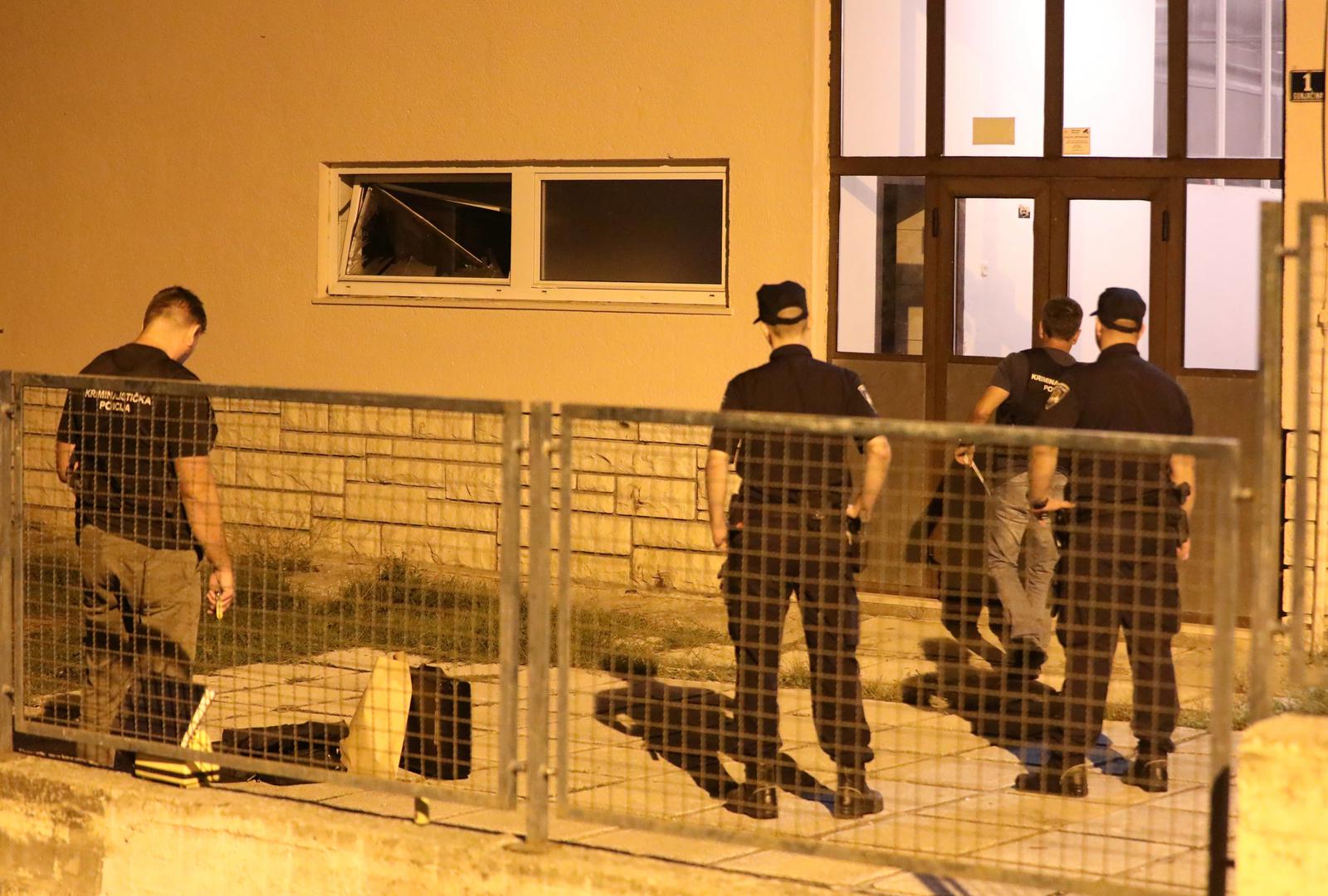 09.09.2024., Split - Vatrogasci i policija dobili su dojavu o detonaciji u osnovnoj skoli Meje oko 21:30 sati. U eksploziji pirotehnickog sredstva nema ozlijedjenih osoba, a zabiljezena je manja materijalna steta popucanih stakla na zgradi skole. Prema nesluzbenim informacijama, pirotehnicko sredstvo baceno je u skolski toalet. U tijeku je policijski ocevid.  Photo: Ivo Cagalj/PIXSELL