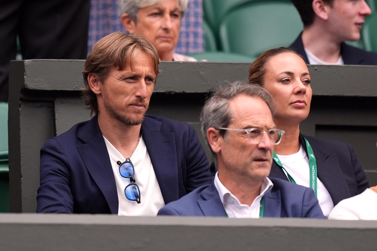 Luka Modri? i supruga Vanja na polufinalnoj utakmici Wimbledona izme?u Španjolca Carlosa Alcaraza i Rusa Daniila Medvedeva