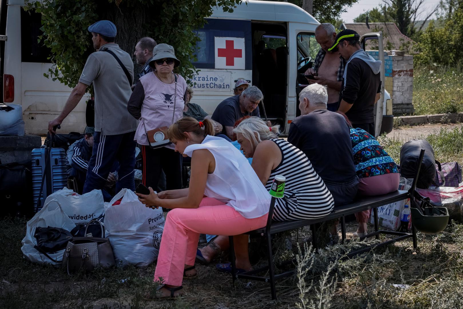 People, who were evacuated from the town of Toretsk, wait for a bus to continue their evacuation trip, amid Russia's attack on Ukraine, near Toretsk, in Donetsk region, Ukraine July 3, 2024. REUTERS/Alina Smutko Photo: ALINA SMUTKO/REUTERS