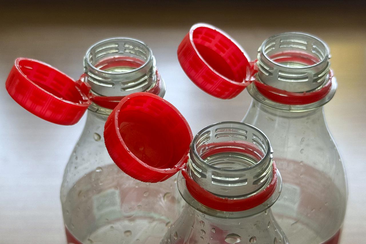 Drinks bottle, disposable bottle, plastic bottle whose cap cannot be removed.