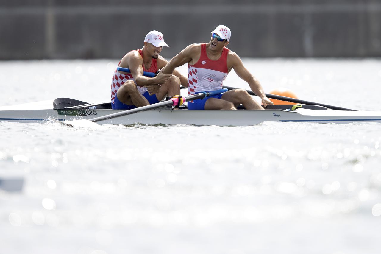 Tokio: Braća Sinković pobijedila u finalnoj utrci dvojac bez kormilara i osvojila zlatnu medalju