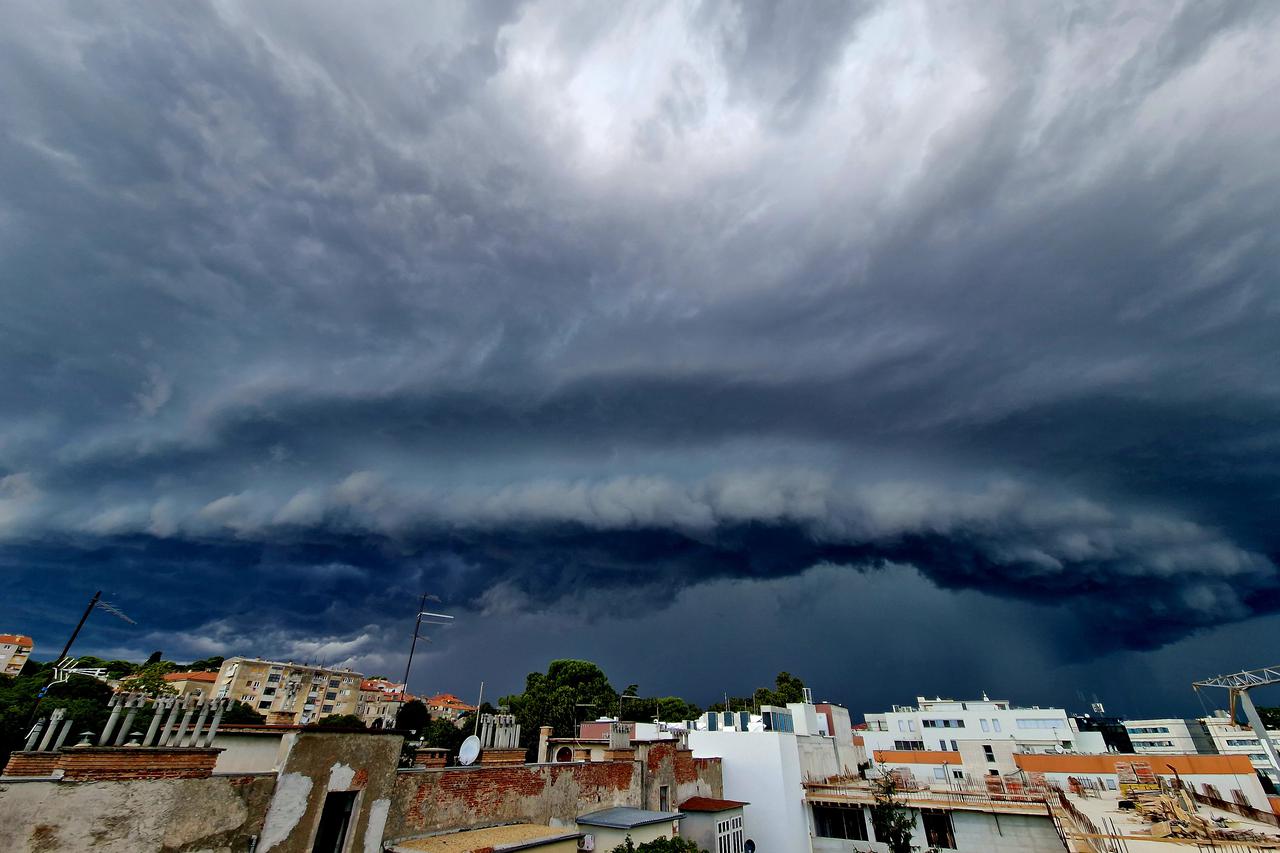 06.08.2023., Pula: Oblaci nad Pulom.