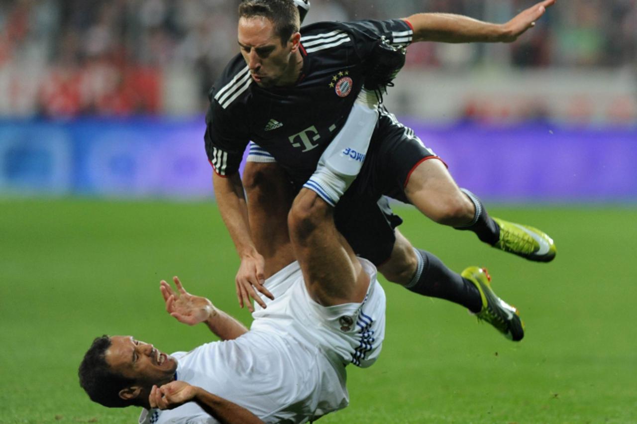 'Madrid\'s Portuguese defender Ricardo Carvalho (L) attacks Bayern Munich\'s French midfielder Franck Ribery (R) during a friendly match between German first football division Bundesliga club FC Bayer