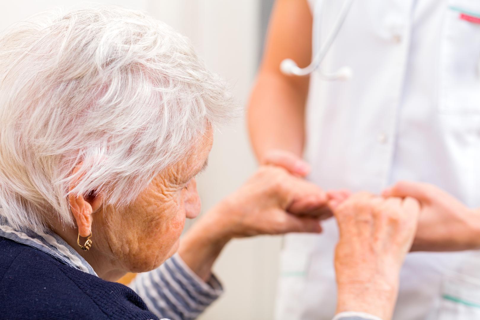 Alzheimer je bolest koja može doći vrlo sporo, razvijati se godinama, a blage i rane simptome mnogi ignoriraju misleći da su se samo našli u stresnom periodu koji im crpi energiju, pojačava umor i ometa ih u svakodnevnim stvarima. Ipak, te znakove ne bi trebalo zanemarivati i ako pronađete sebe ili neku blisku osobu u većini navedenih, potražite savjet liječnika.