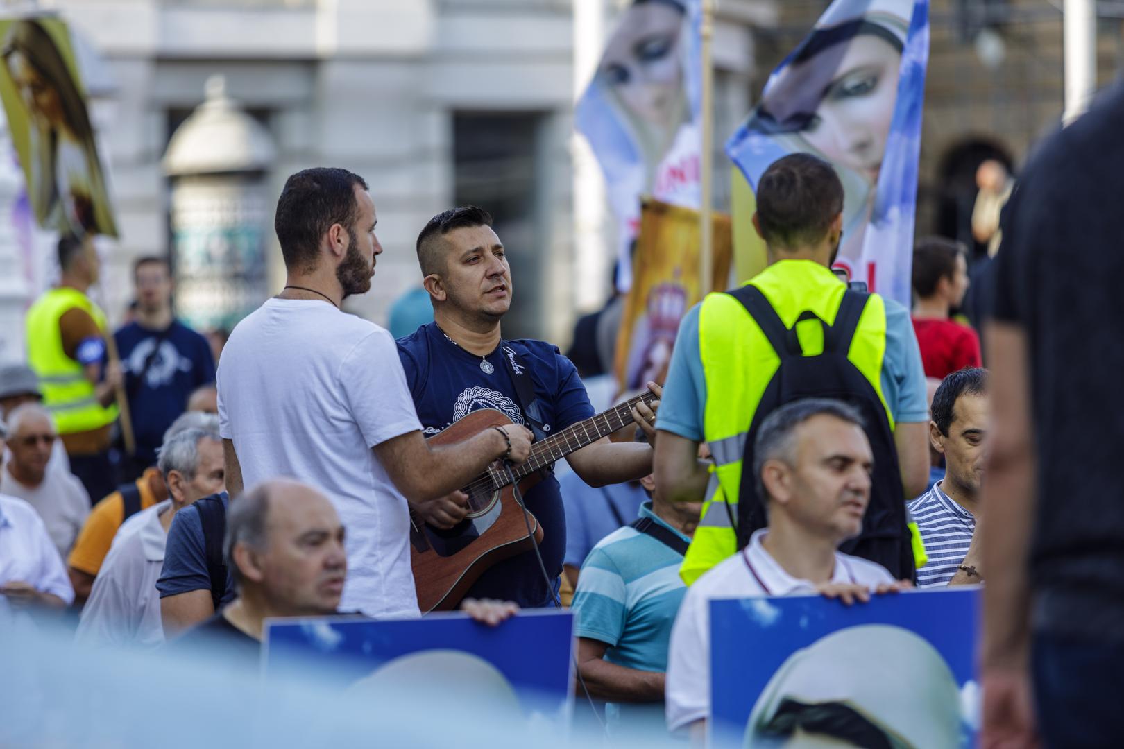 Molitva krunice započela je u 8:30 sati i okupila muškarce koji su se pridružili ovom ritualu, usmjerenom na sedam različitih nakana.