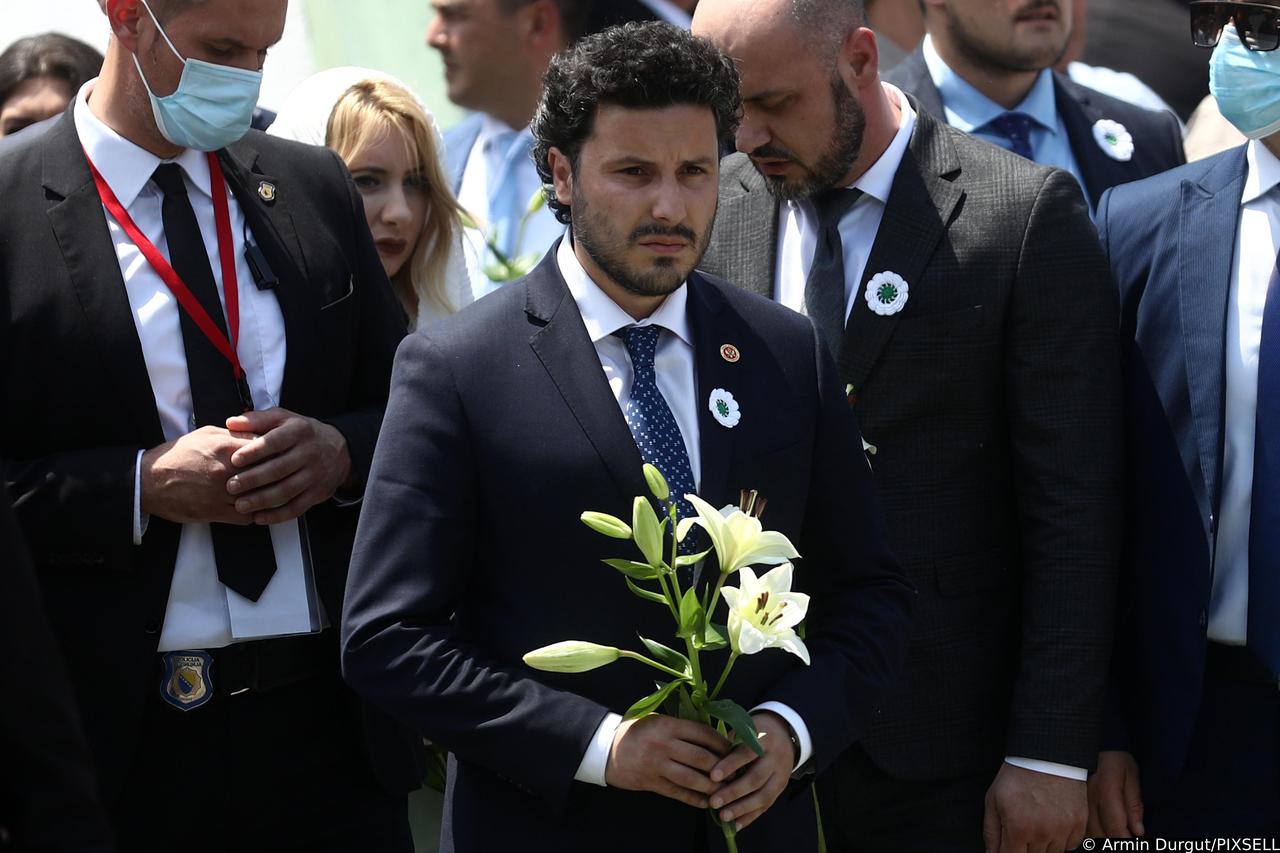 Brojne delegacije položile cvijeće u znak sjećanja na ubijene u genocidu u Srebrenici