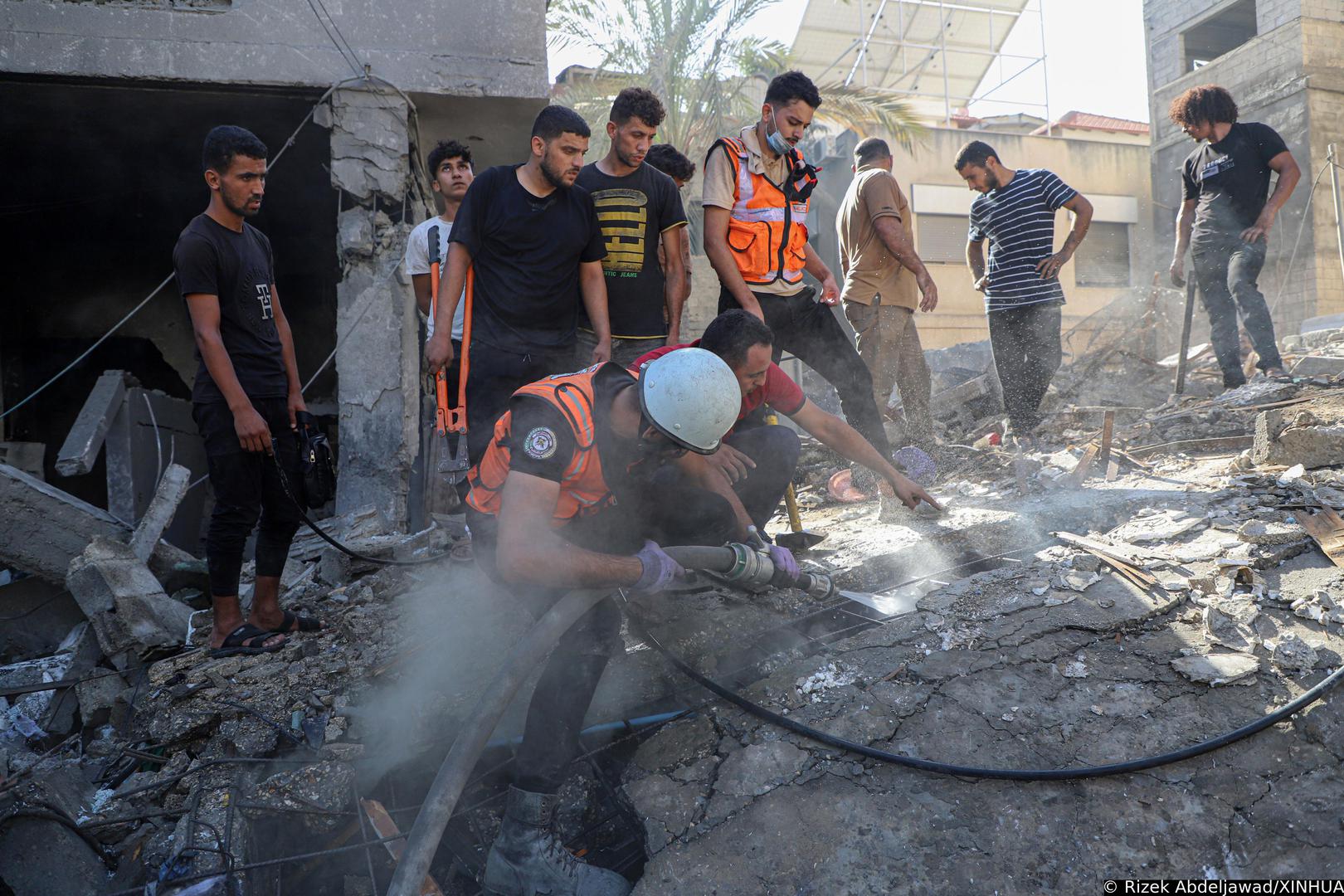 (231106) -- GAZA, Nov. 6, 2023 (Xinhua) -- People conduct rescue work among the rubble of a residential building destroyed in an Israeli strike in the southern Gaza Strip city of Khan Younis, on Nov. 6, 2023. The total number of Palestinian deaths in Gaza reached 10,022 since the latest round of Hamas-Israel conflict started on Oct. 7, Gaza's health ministry said on Monday. On the Israeli side, more than 1,400 people lost their lives, the vast majority in the Hamas attack on Oct. 7, which triggered the ongoing conflict. (Photo by Rizek Abdeljawad/Xinhua) Photo: Rizek Abdeljawad/XINHUA