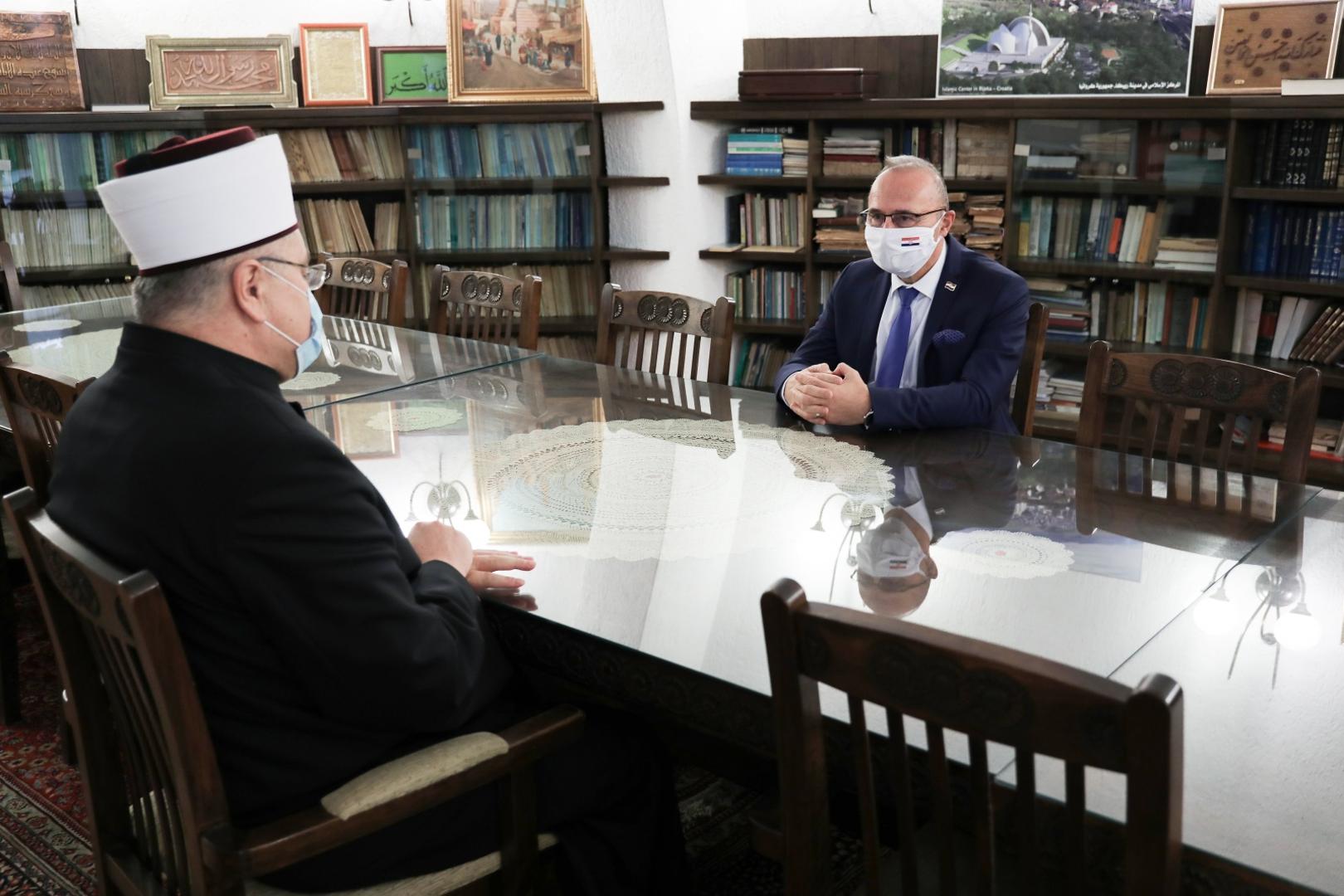 27.10.2020., Zagreb - Ministar vanjskih i europskih poslova Gordan Grlic Radman na radnom sastanku  s predsjednikom Mesihata Islamske zajednice u Hrvatskoj muftijom Azizom ef. Hasanovicem
Photo: Emica Elvedji/PIXSELL