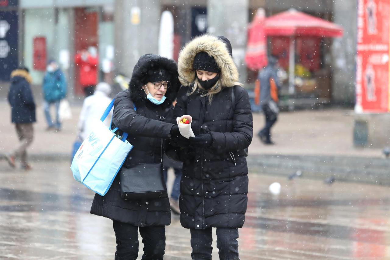 U prijepodnevnim satima u Zagrebu počeo padati snijeg