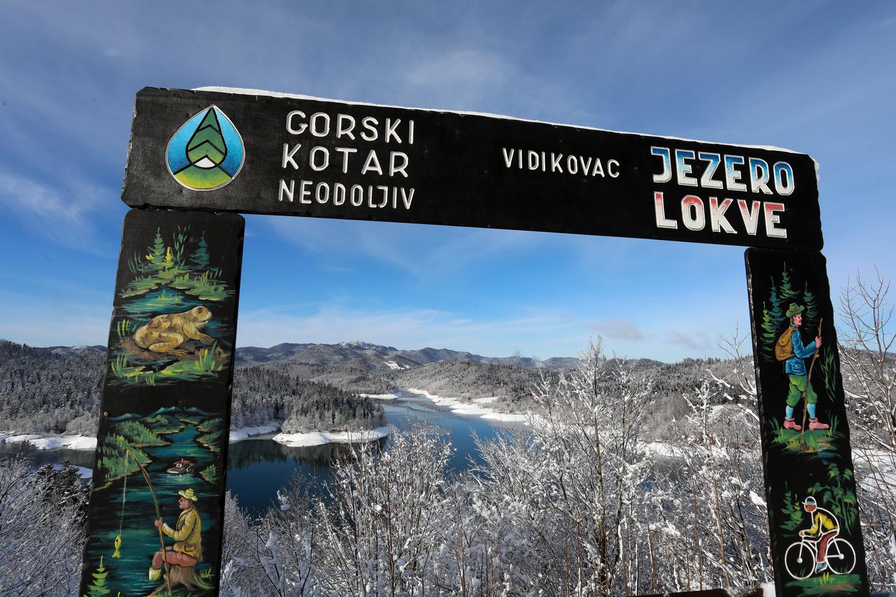 Lokve: Lokvarsko jezero i Risnjak pod snijegom