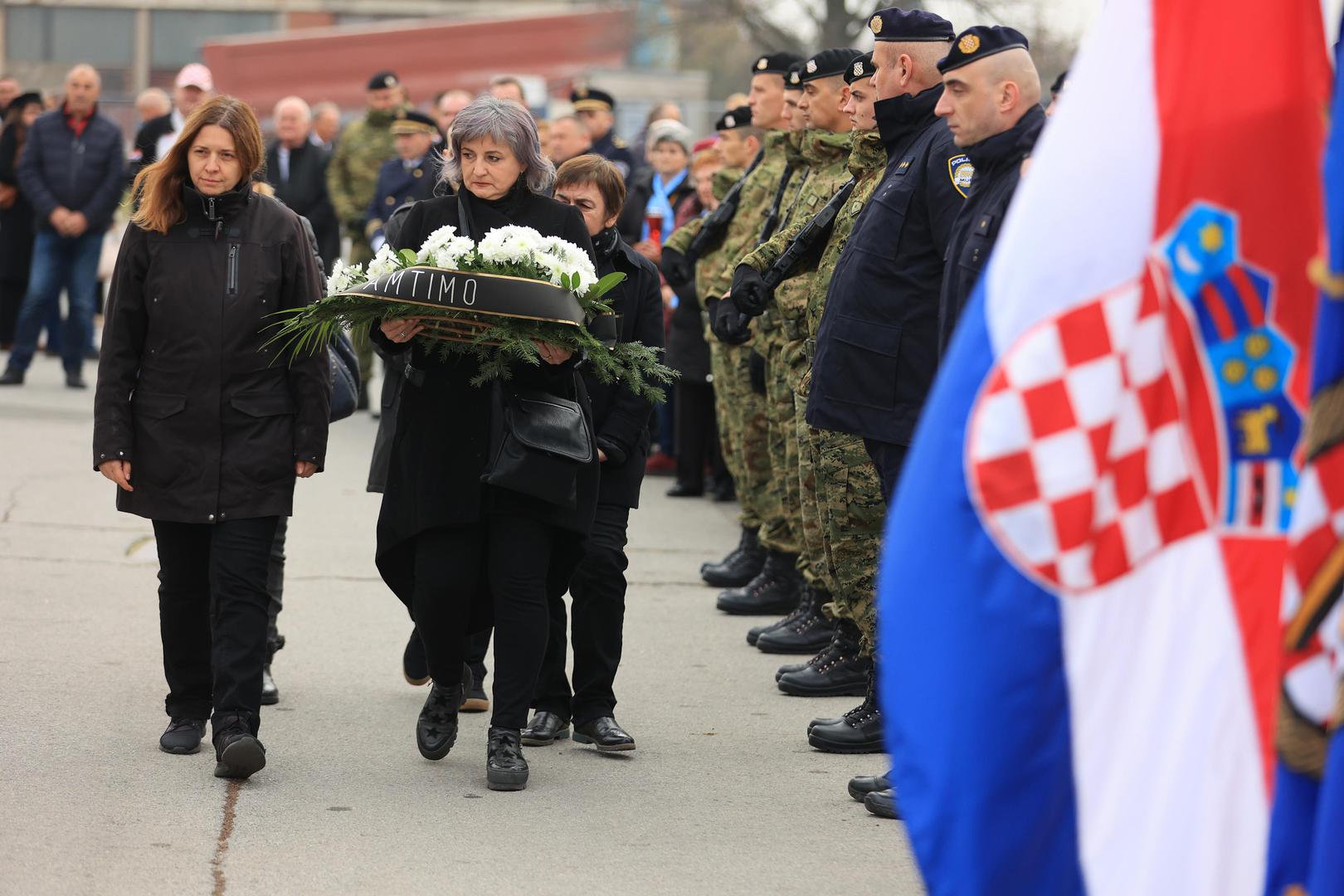 19.11.2021., Vukovar - U Borovo-commercu kod ostataka nekadasnje bolnice i sklonista "Vukovarske majke" odrzao se prigodni program, mimohod i polaganje vijenaca. Zene u crnom iz Beograda.