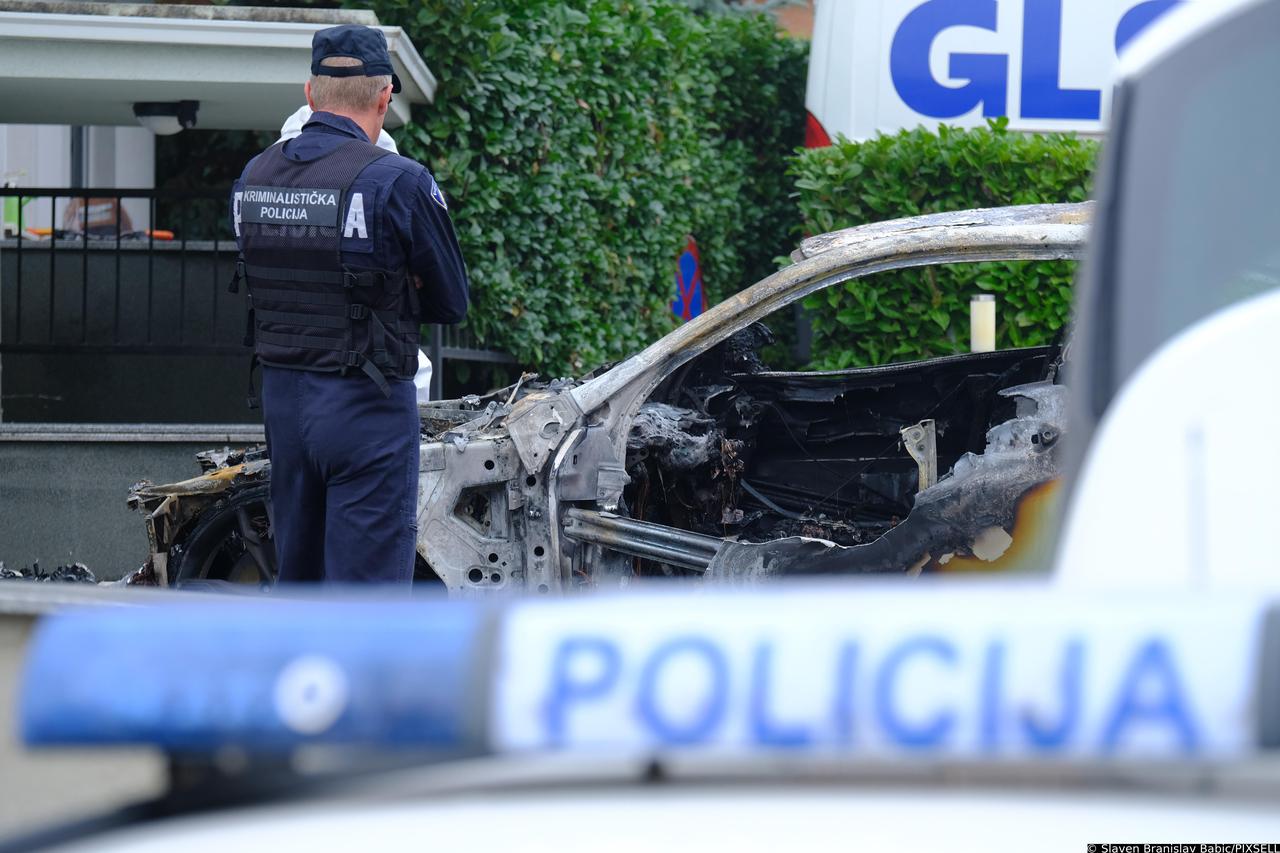 Požar u Zagrebu: Izgorio automobil u Maksimiru, vatra oštetila i kuću