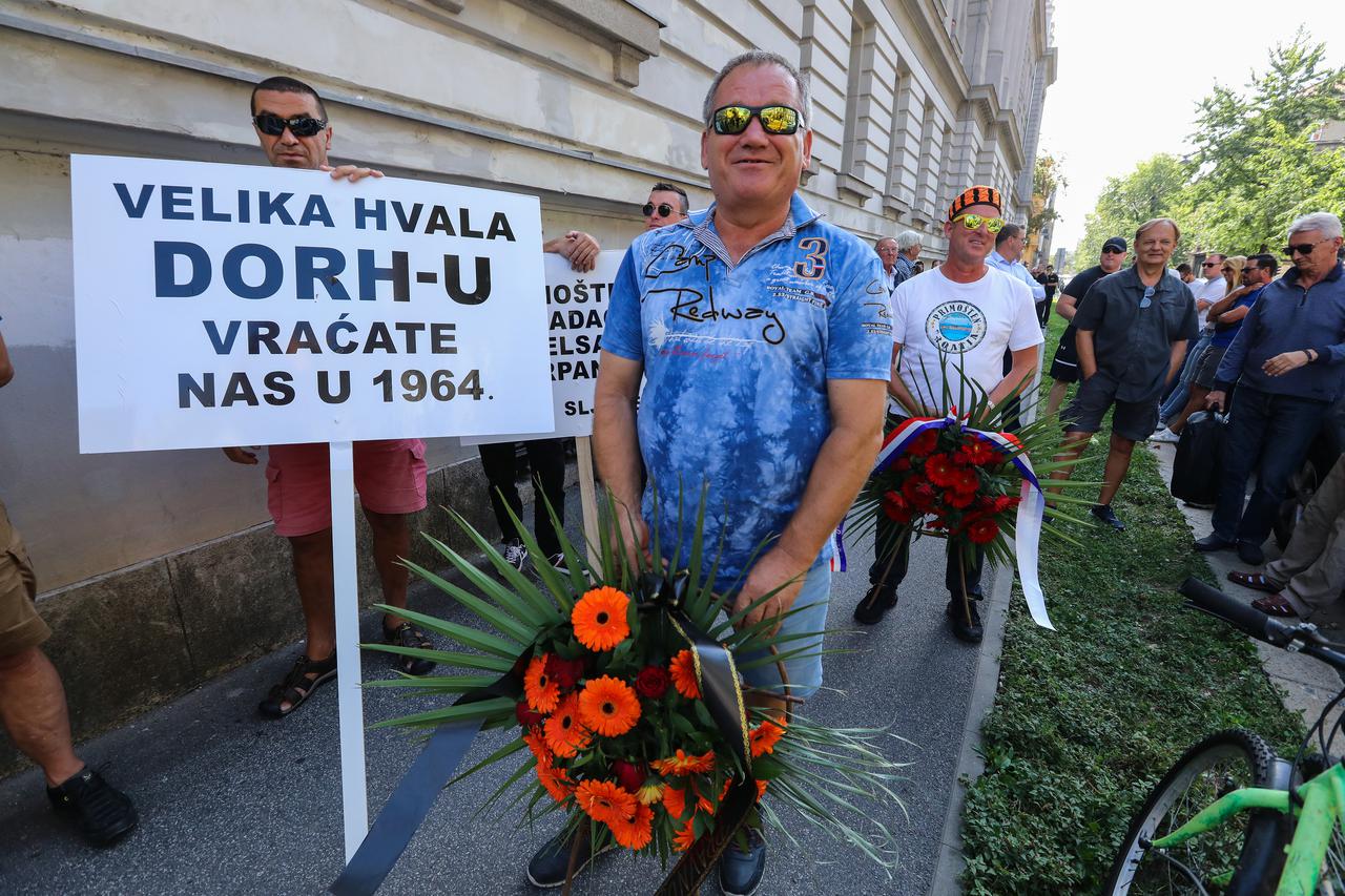 Zagreb: Prosvjed zbog neobnovljenog hotela Marina lučica i Raduča i zatvaranja jedinog hotela Zora u Primoštenu