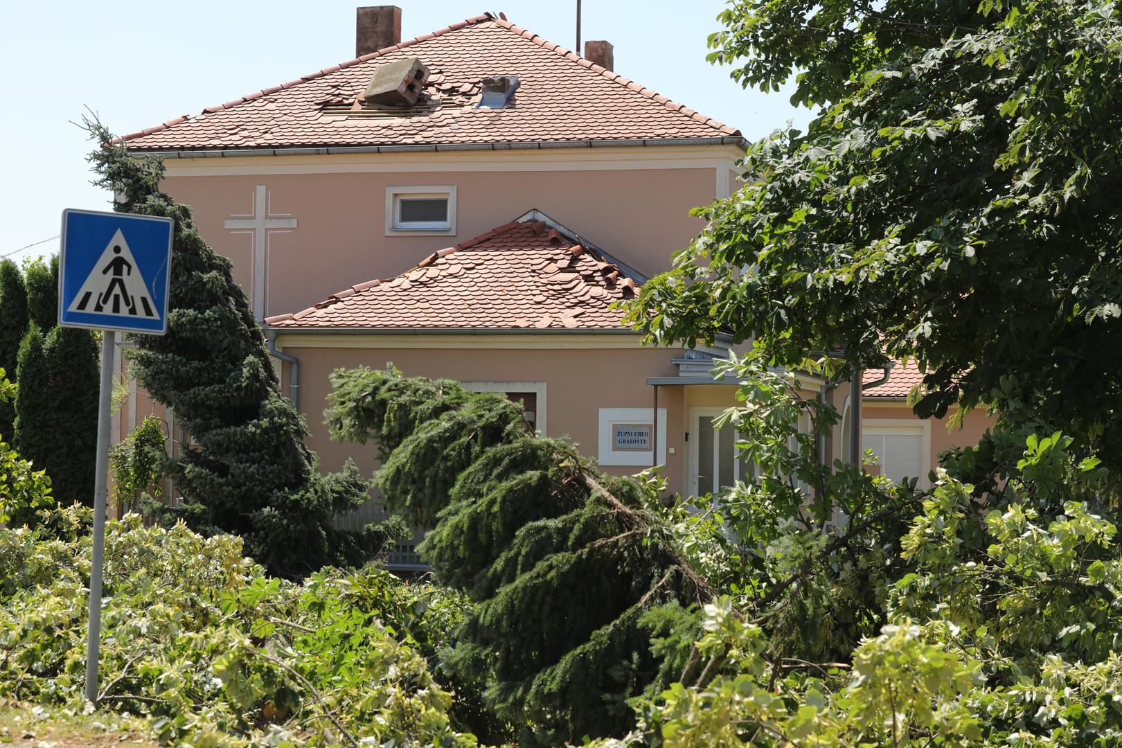 20.07.2023., Vinkovci - Gradiste, Andrijasevci i Cerna slavonska sela koja su jako strradala od posljednjeg olujnog nevremena. Stanovnici pokusavaju sanirati stetu. Photo: Dubravka Petric/PIXSELL