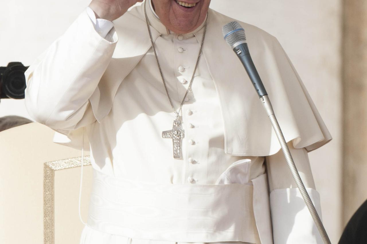 November 05, 2014: Pope Francis touches his ear as he arrives for his weekly general audience in St. Peter's Square at the Vatican./IPA/PIXSELLPhoto: IPA/PIXSELL