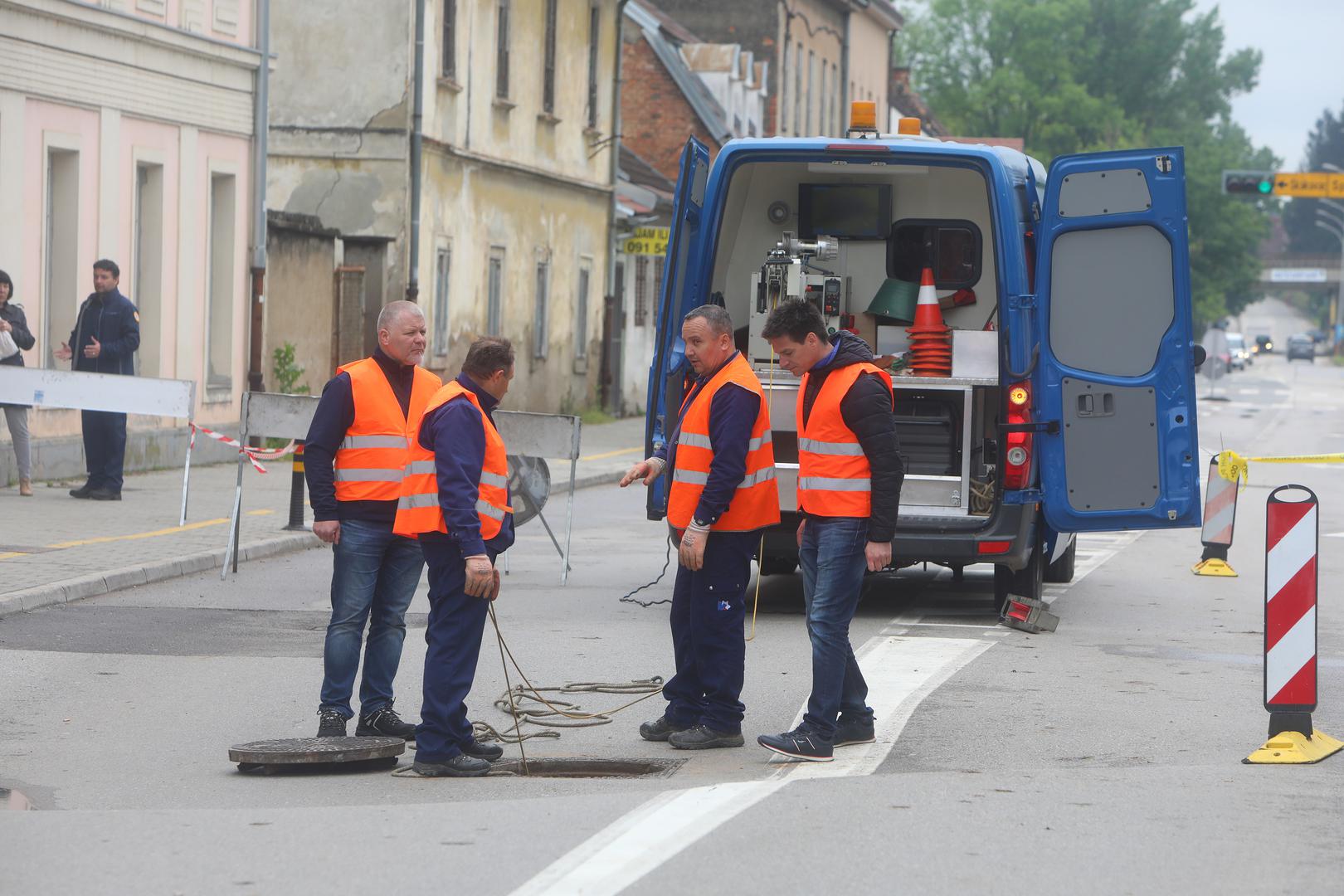 19.05.2023., Karlovac - Nakon obilnih kisa i visokog vodostaja rijeka doslo je do ulegnuca ceste u Ulici Rakovac. Zbog prijetnje od urusavanja ceste i opasnosti za zgradu radi se ispitivanje terena kako bi pocela sanacija. Photo: Kristina Stedul Fabac/PIXSELL