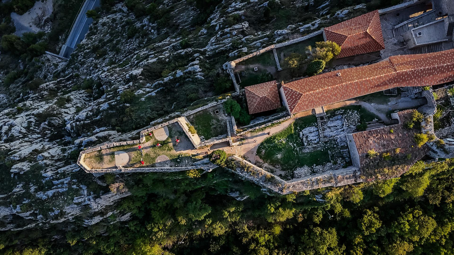 Zbog svojeg povijesnog značaja se ubraja među najznačajnije objekte u Hrvatskoj, a njezinu ljepotu je prepoznao cijeli svijet gledajući je u poznatoj seriji “Igra prijestolja”. 