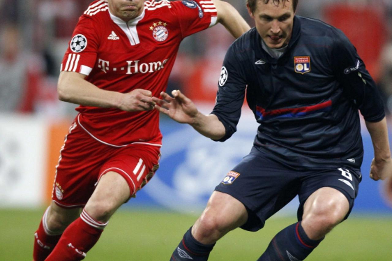 'Ivica Olic (L) of Bayern Munich challenges Kim Kallstrom of Olympique Lyon during their Champions League semi-final first leg soccer match in Munich April 21, 2010.    REUTERS/Vincent Kessler (GERMAN