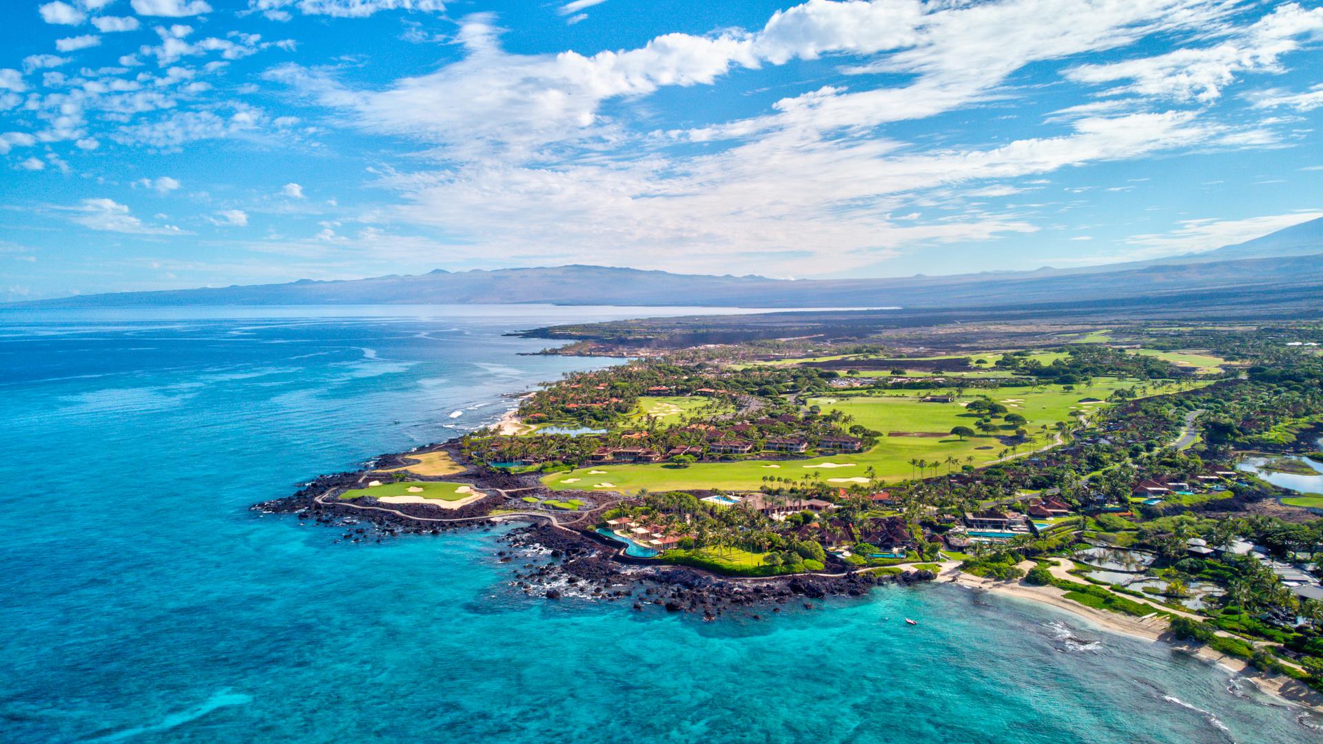 Big Island, Havaji: Havajski arhipelag sastoji se od preko 130 otoka, ali Big Island se ističe među njima. Tako, jedan turist hvali 'raznolikost terena i klime'. Navodi da su otočne 'zelene planine, vodopadi, prašume, parni otvori, plaže s crnim pijeskom i lavom' pravi raj.