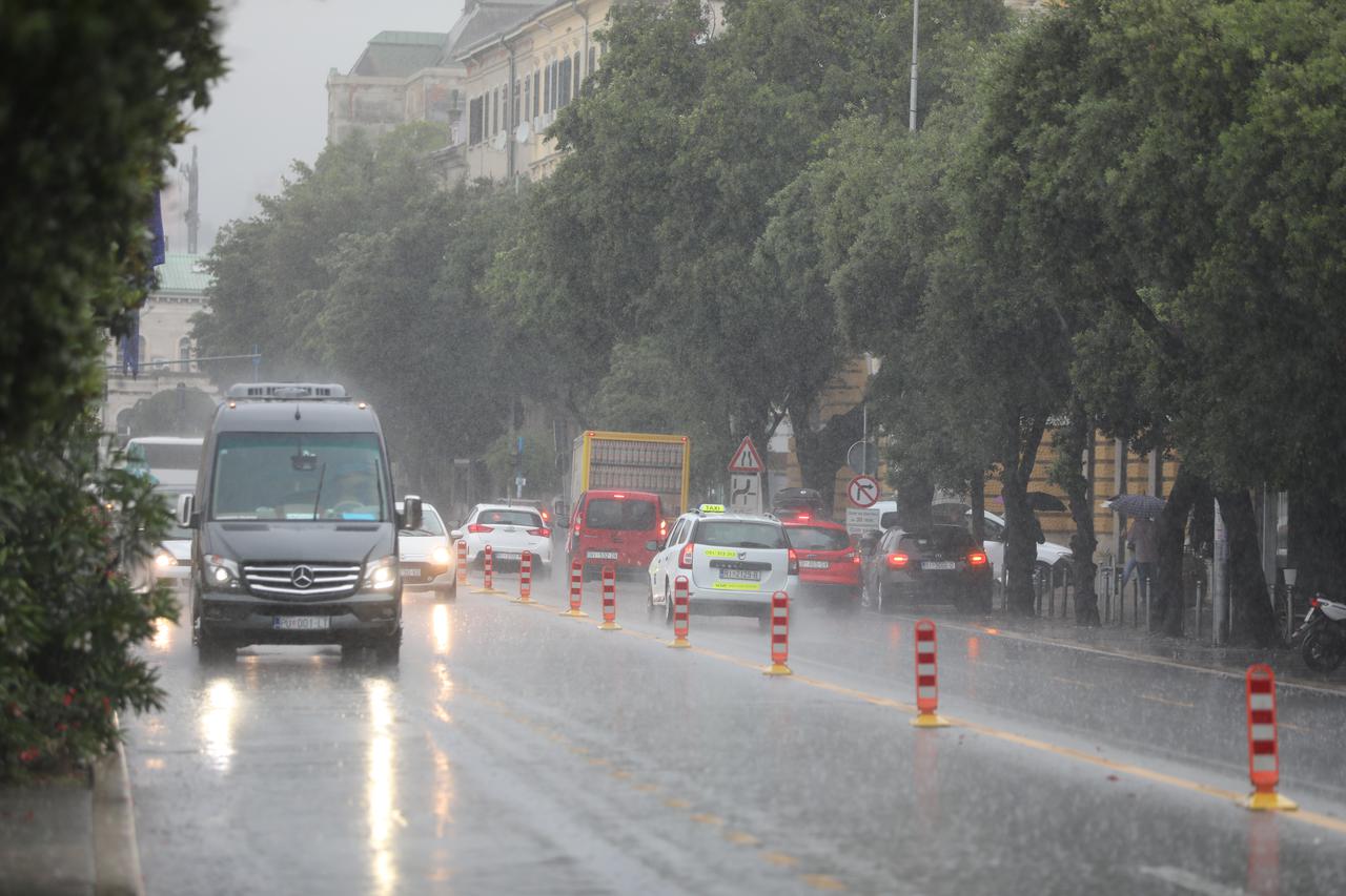 Rijeka:  Povremena jaka kiša otežava promet