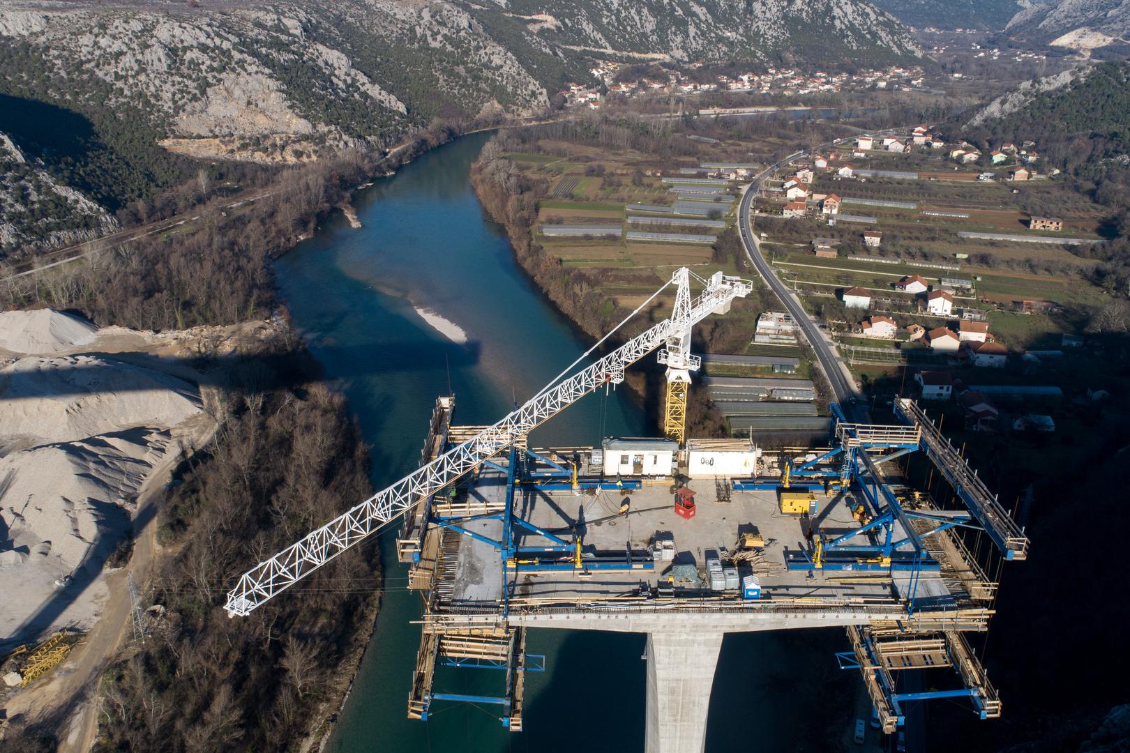 05.01.2023., Pocitelj, Bosna i Hercegovina - Radovi na mostu Pocitelj, jednom od najvecih infrastrukturnih projekata na Koridoru 5C, jos uvijek traju, iako je trebao biti zavrsen u 03. mjesecu prosle godine. Most Pocitelj duzine 980m i visine 100m, a gradi se u sklopu poddionice Pocitelj - Zvirovici. Photo: Armin Durgut/PIXSELL