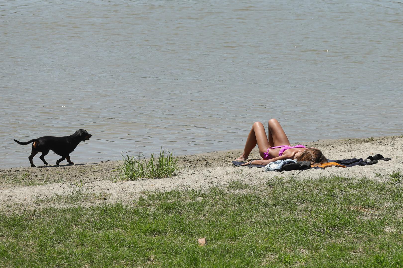 09.07.2023., Osijek - Visoki vodostaj Drave ''zatvorio'' je sve divlje plaze pa Osjecani osvjezenje traze na kupalistu uz Kopiku. Photo: Dubravka Petric/PIXSELL