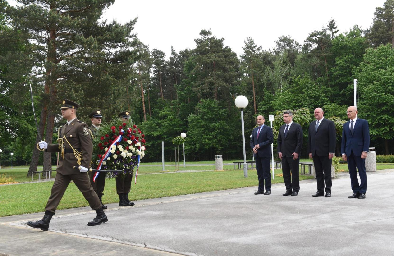 15.05.2020., Tezno, Slovenija - Hrvatski predsjednik Zoran Milanovic polozio je u vijenac i zapalio svijecu za poratne zrtve Drugog svjetskog rata na groblju Dobrava kraj Maribora.
Photo: Ziga Zivulovic jr/FABobo/PIXSELL