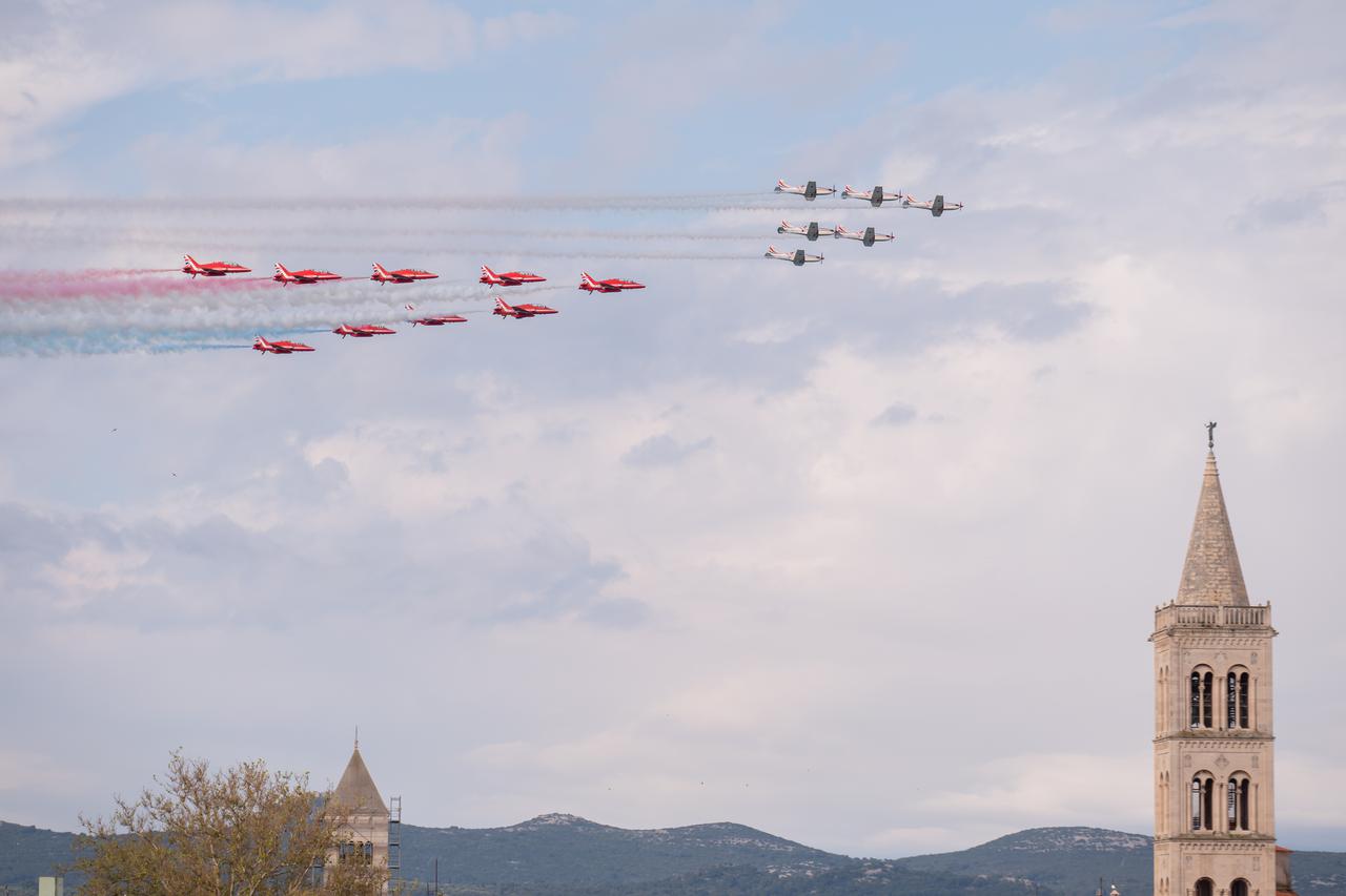 "Krila Oluje" i "Red Arrows" izveli formacijski let iznad Zadra povodom 75. obljetnice NATO saveza i 15 obljetnice ulaska RH u NATO