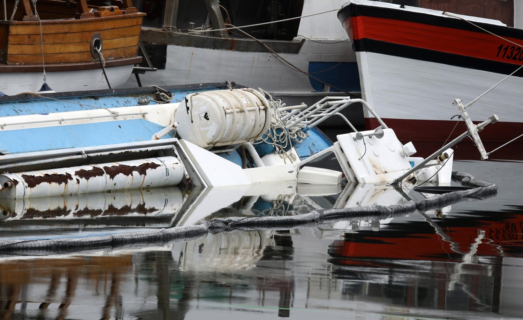 22.12.2020., Sibenik -Katamaran Mislav potonuo je u uvali Svetog Petra ispred sibenske luke.
Photo: Dusko Jaramaz/PIXSELL