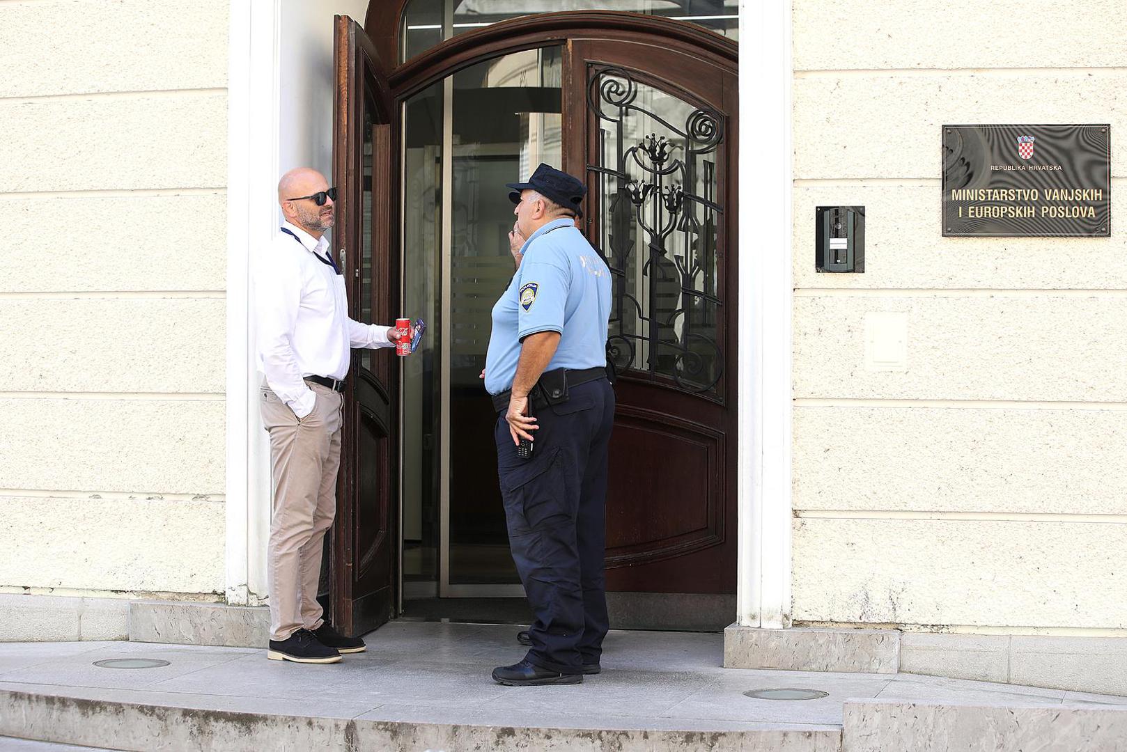 14.08.2023., Zagreb - Roditelji i clanovi obitelji navijaca Dinama uhicenih prosli tjedan u Ateni okupili su se ispred Ministarstva vanjskih poslova nakon sto su se jucer obratili za pomoc predsjedniku Vlade te puckoj pravobraniteljici. Svim hrvatskim navijacima odredjen je pritvor nakon sto su uhiceni prosli tjedan u Ateni zbog navijackih sukoba  u kojima je smrtno stradao jedan navijac AEK-a, a obitelji apeliraju na institucije da im se organizira pravicno sudjenje.  Photo: Patrik Macek/PIXSELL