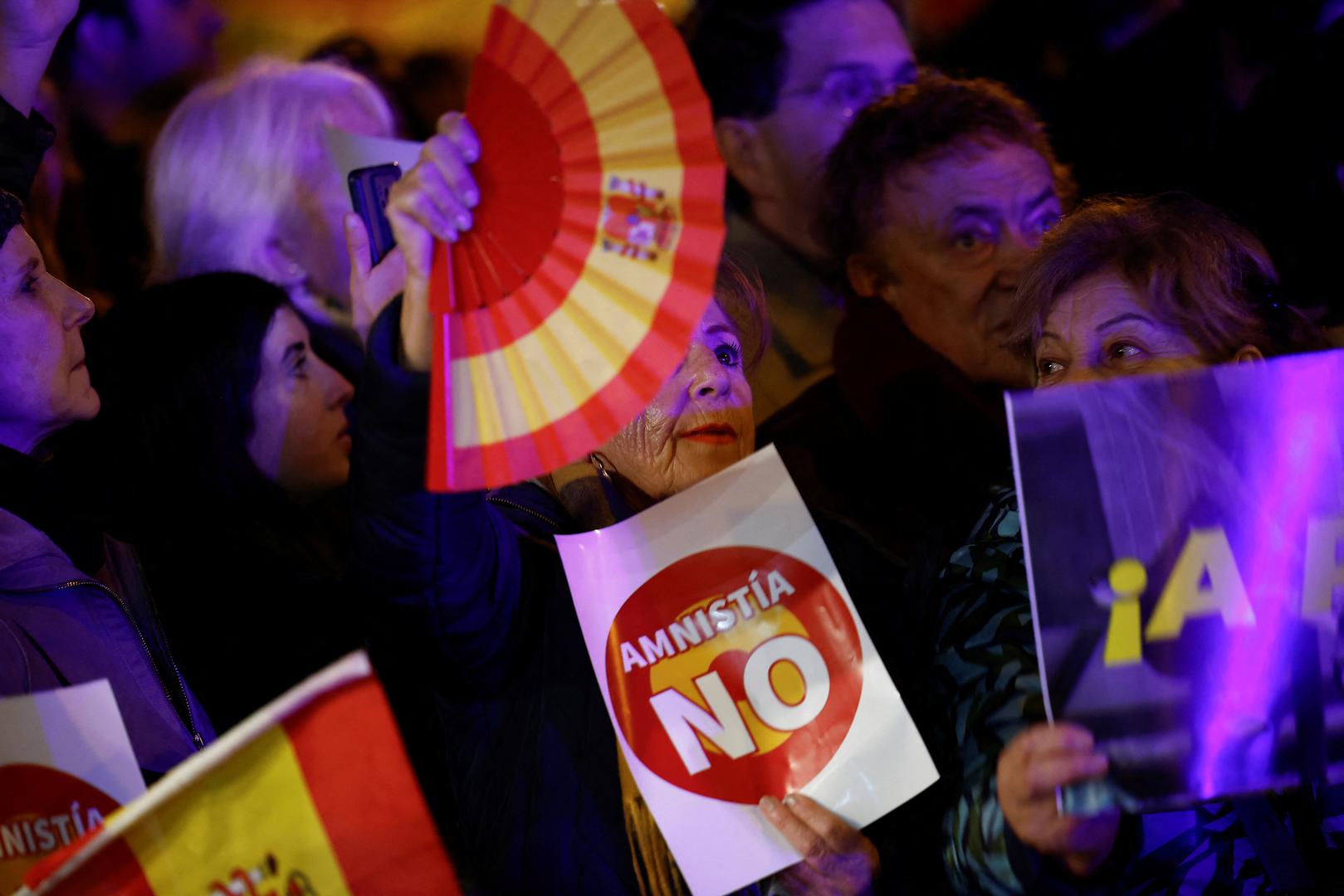 People take part in a protest near to Spain's Socialists Party (PSOE) headquarters, following acting PM Pedro Sanchez negotiations for granting an amnesty to people involved with Catalonia's failed 2017 independence bid in Madrid, Spain, November 6, 2023. REUTERS/Juan Medina Photo: JUAN MEDINA/REUTERS