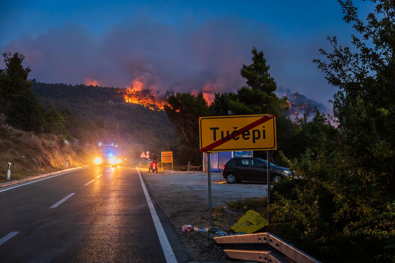 I dalje gori u Podgori