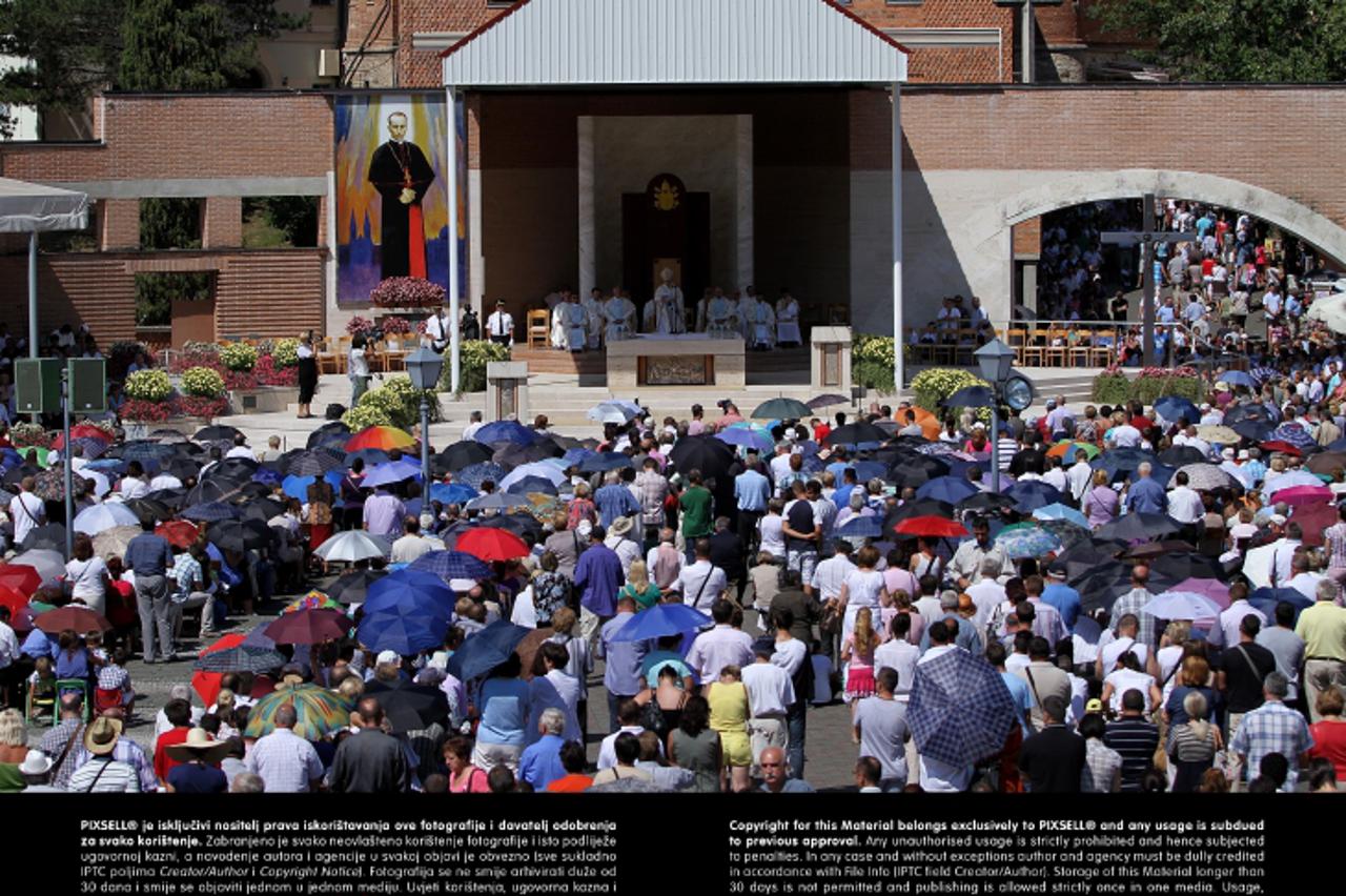 '15.08.2012., Svetiste Majke Bozje Bistricke, Marija Bistrica - Sveta misa povodom blagdana Velike Gospe. Na misi se okupilo oko 30.000 vjernika. Svetu misu predvodio je kardinal Josip Bozanic. Photo: