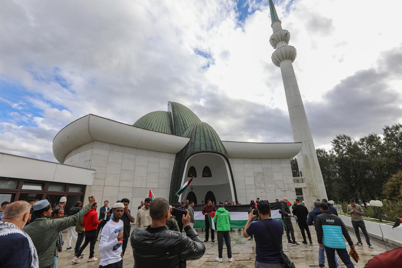 27.10.2023., Zagreb - U Islamskom centru u Zagrebu, sredisnjoj dzamiji Mesihata Islamske zajednice u Hrvatskoj, nakon podnevne molitve, odrzan je prosvjed i potpora palestinskom narodu i odrzana molitva za poginule u ratu s Izraelom. Photo: Robert Anic/PIXSELL