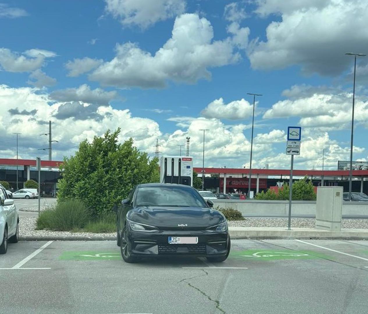 Nepropisno parkirane automobile u Hrvatskoj možemo vidjeti svaki dan.