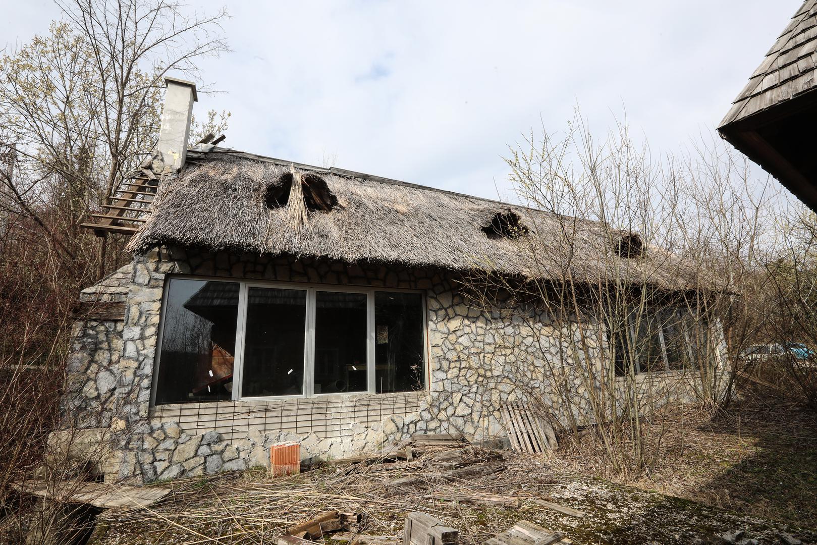 29.02.2024.,Zumberak, Poljanica Okicka -  Kuce za odmor Hrvoja Vojkovica zarasle u korov. U jednoj od kuca nalazi se bazen u izgradnji. Photo: Robert Anic/PIXSELL