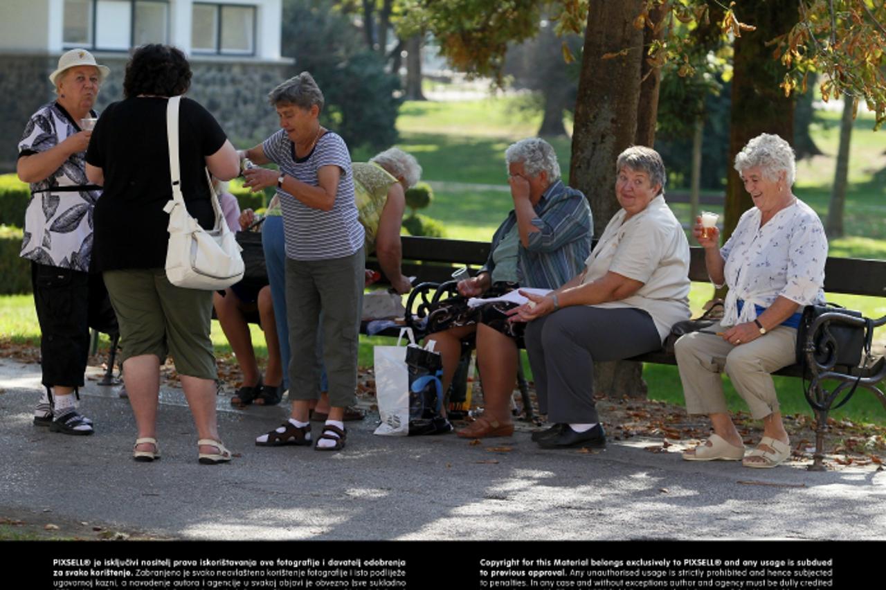 '05.10.2011., Koprivnica - Talijanski turisti su tijekom obilaska grada okrijepu i odmor potrazili u sredisnjem gradskom parku. Photo: Marijan Susenj/PIXSELL'