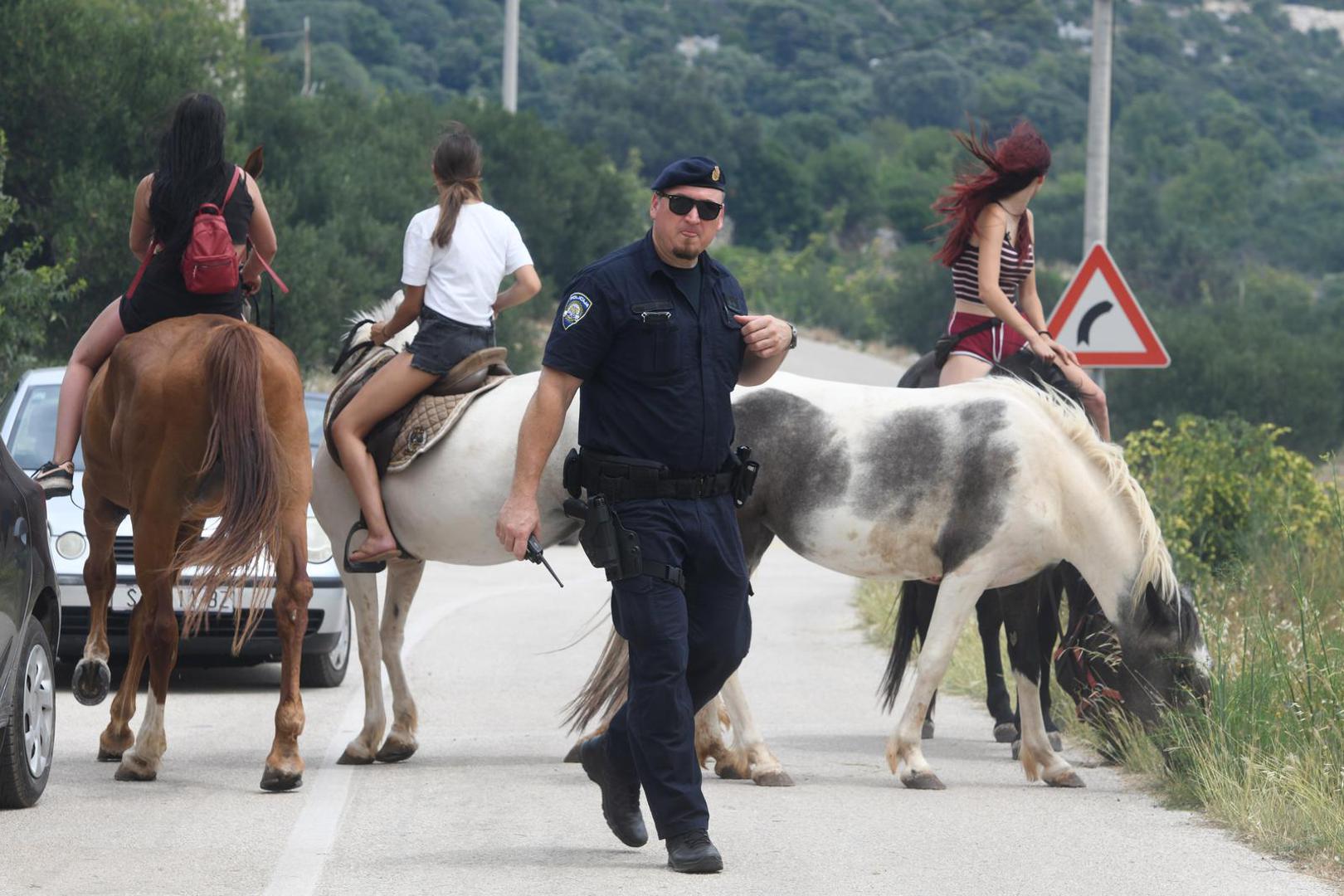 13.07.2023.,Sibenik - U gašenju požara otvorenog prostora koji je izbio na lokaciji Grebaštica u Šibensko-kninskoj županiji, trenutno sudjeluje 79 vatrogasaca sa 28 vatrogasnih vozila, Intervencijska vatrogasna postrojba Šibenik, 3 protupožarna zrakoplova Canadair CL-415, 2 protupožarna zrakoplova Air Tractor. Photo: Hrvoje Jelavic/PIXSELL